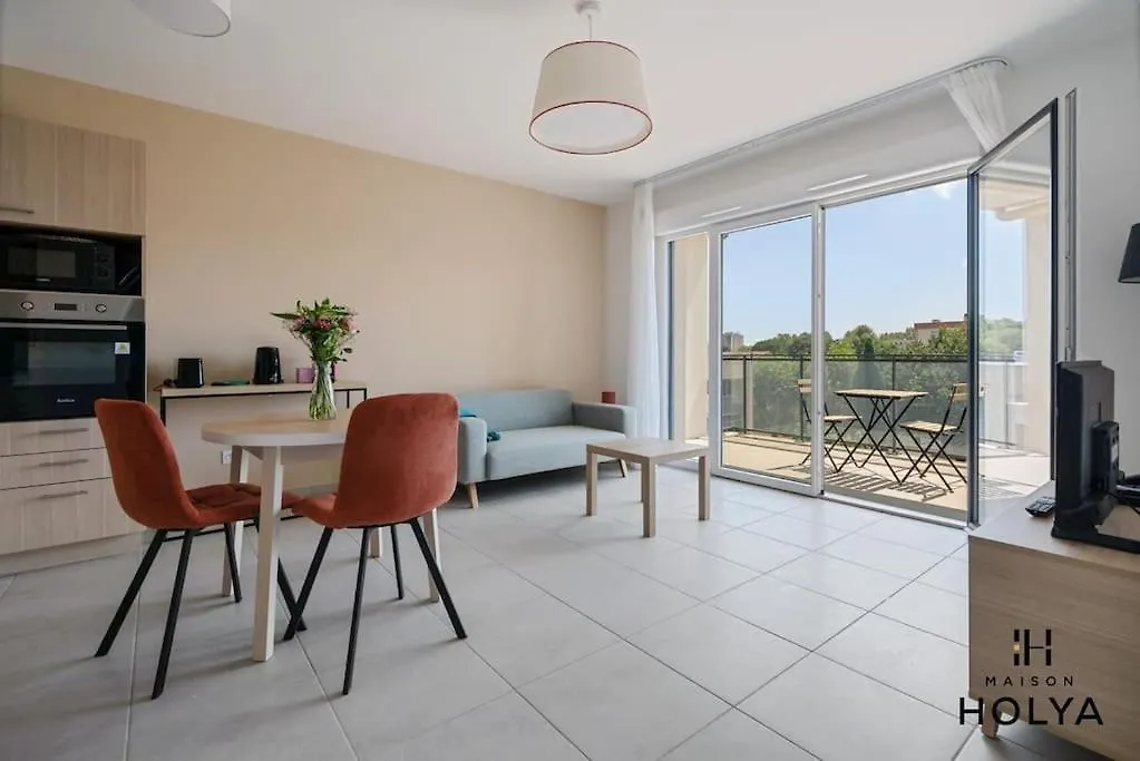 Le Plein Sud - A Avignon - 376B Apartment 0*,  France